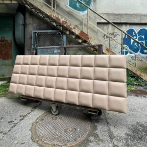 Tête de lit molletonnée en cuir (belle facture)