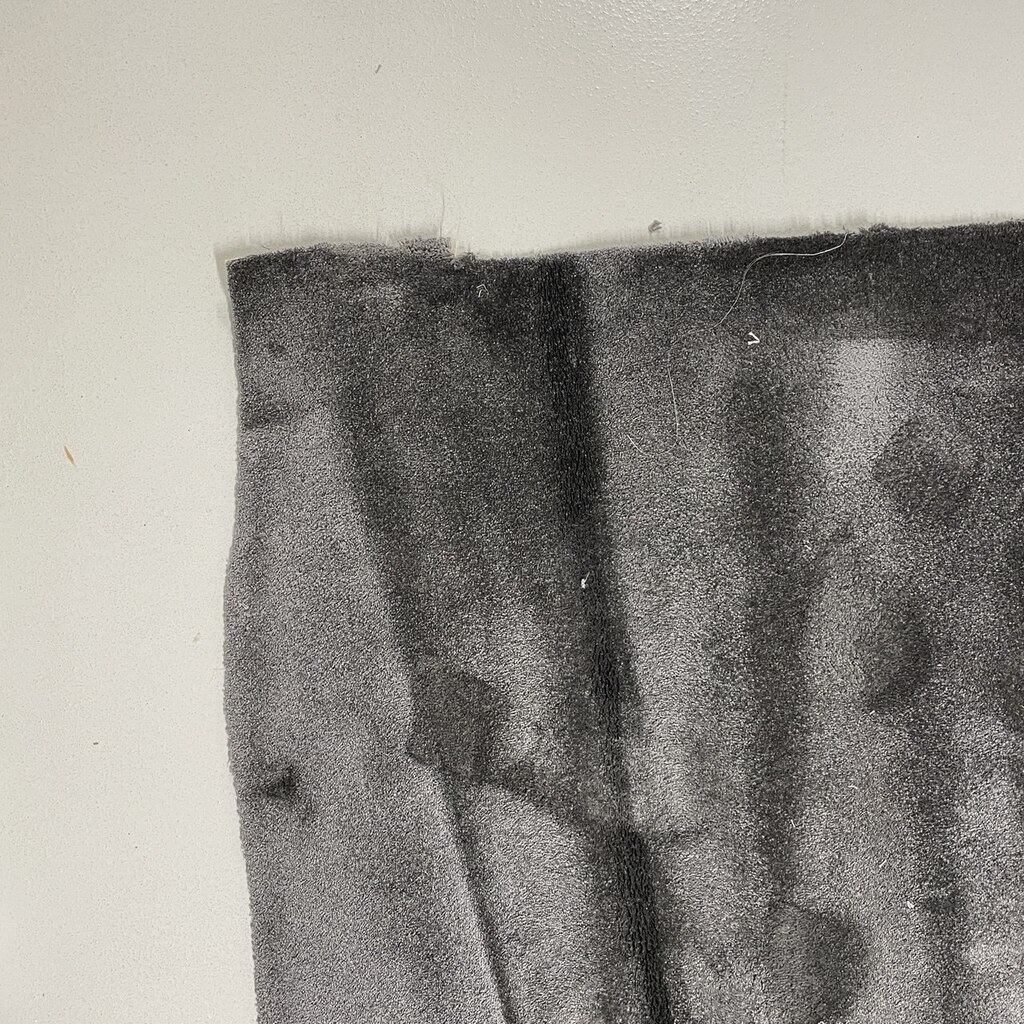 Moquette épaisse couleur gris foncé