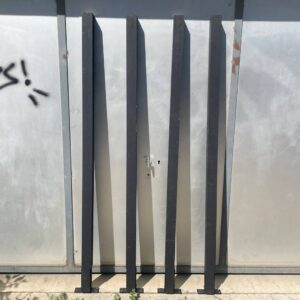 Poutres peintes noir avec pied de fixation métallique