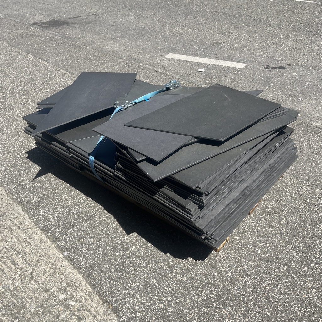 Panneaux MDF noir teinté dans la masse