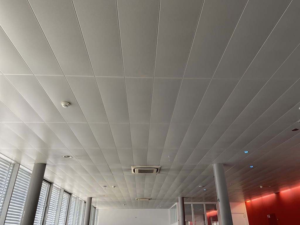 Plaques de faux plafonds blanc microperforé