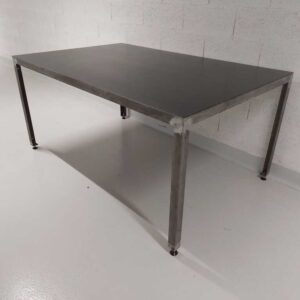 Grande table métallique